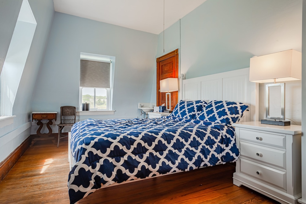 Room, 1 Queen Bed, Shared Bathroom (#9 Main Building)