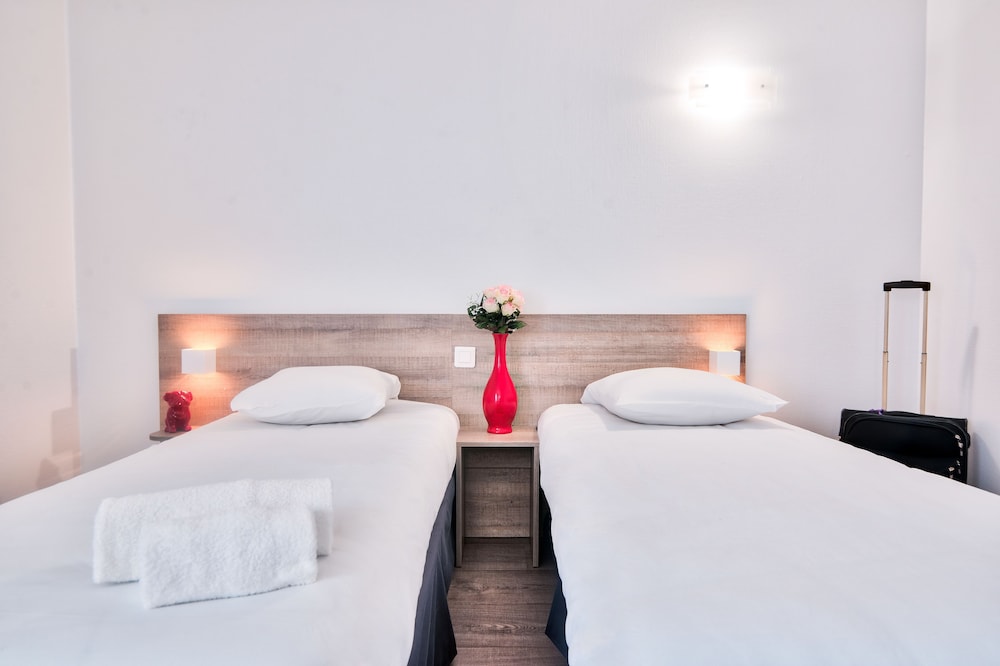 Standard Room, Multiple Beds, Non Smoking - Photo 3