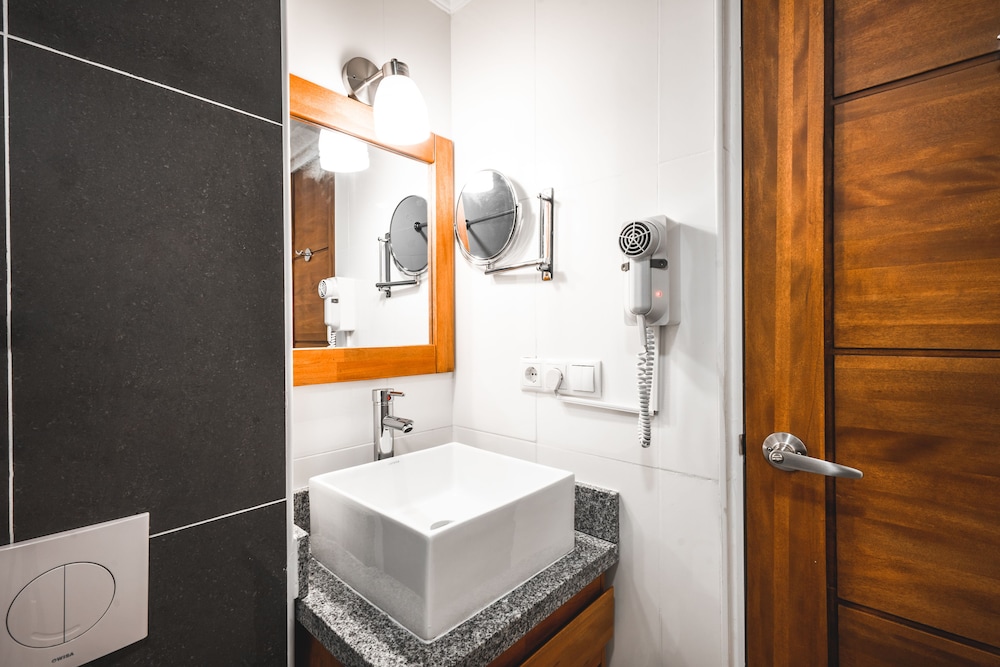 Signature Suite, 1 King Bed, Kitchenette photo 3