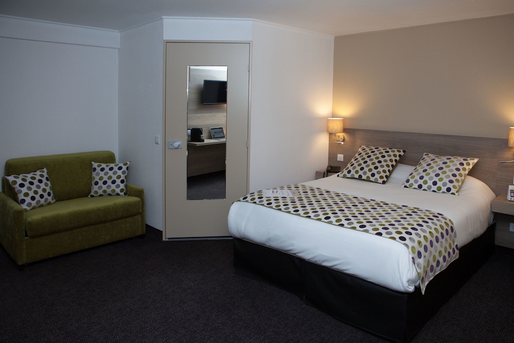 Comfort Room, 1 Queen Bed, Non Smoking, Bathtub (with Single Sofabed) - Photo 5