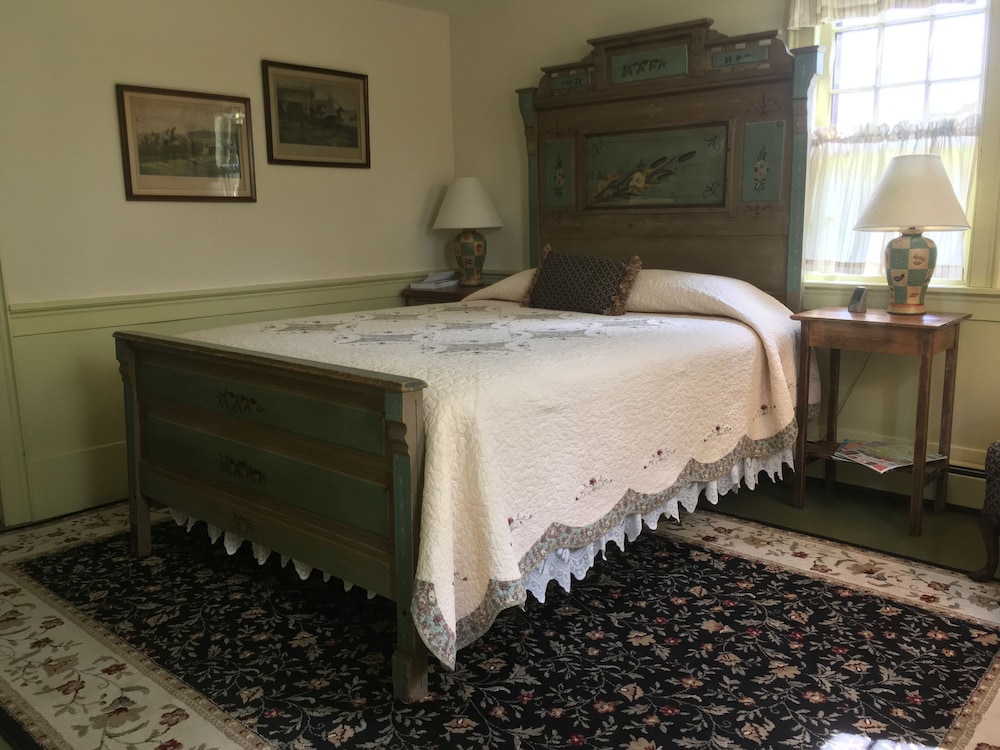 Wild Strawberry Room- Shared Bathroom