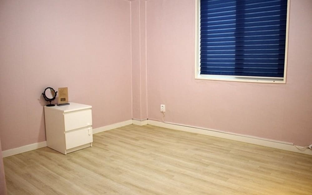 Room (Ondol Family Room No 201)