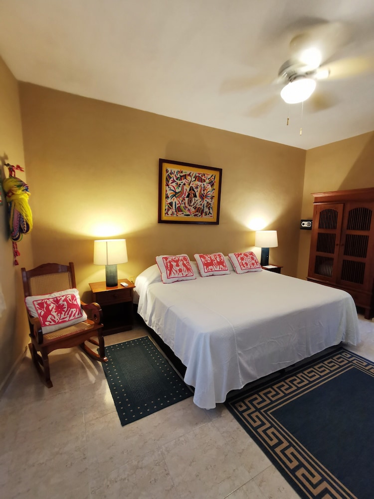 Standard Room, 1 King Bed photo 2