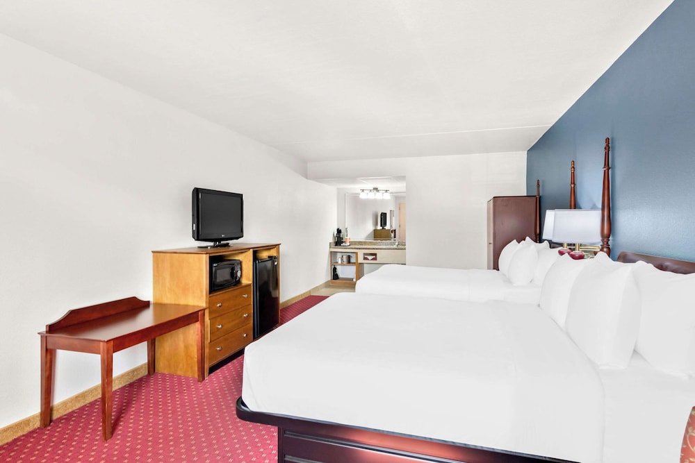 Standard Room, 2 Queen Beds, Non Smoking - Photo 1