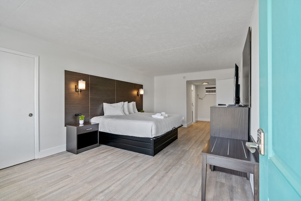 Suite, 2 Bedrooms, King and 2 Queens photo 3