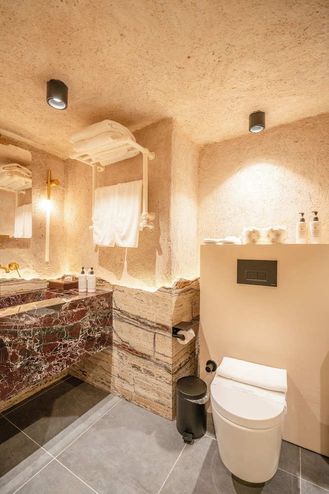 Deluxe Cave Room - Photo 20
