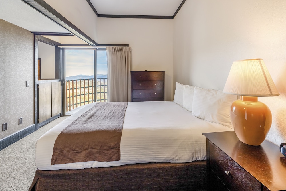 Deluxe Condo, 2 Bedrooms, Fireplace, Mountainside photo 3