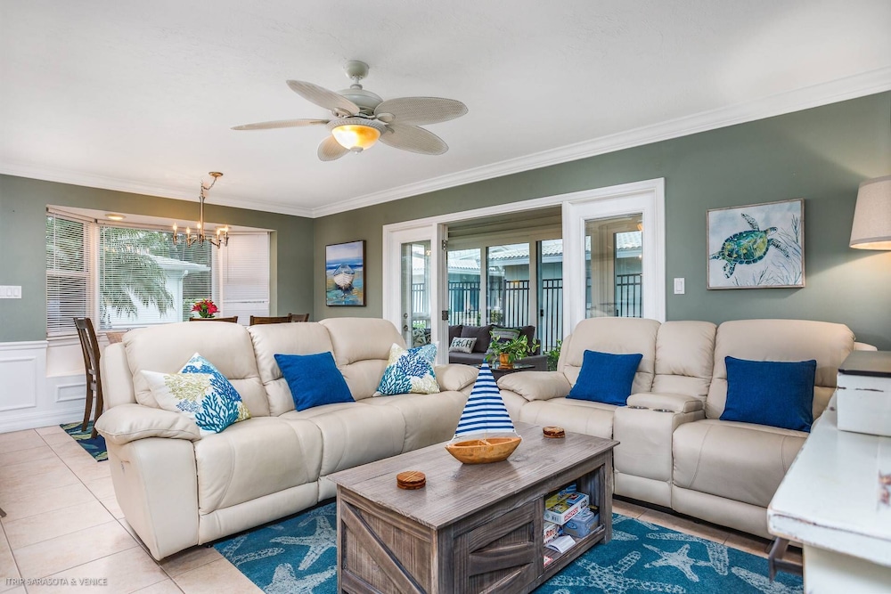 Condo (Crystal Sands & Seahorses Beach Villa)