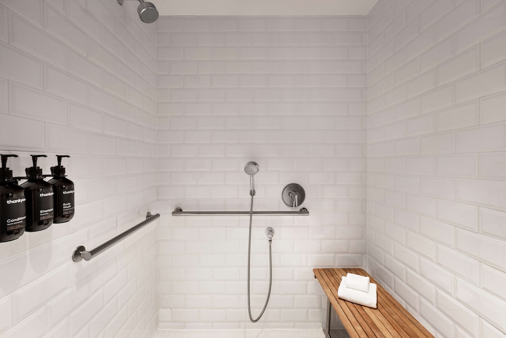 Room, 2 Queen Beds, Accessible (Landmark, Hearing, Roll In Shower) - Photo 3