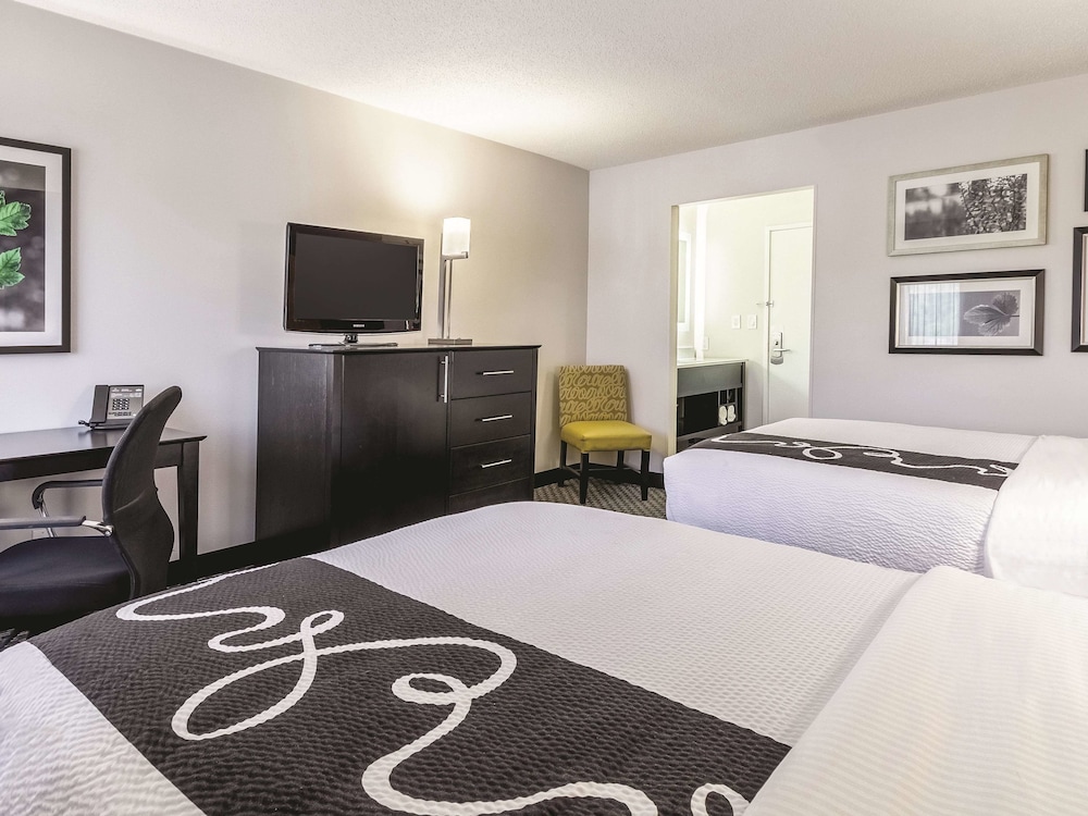 Room, 2 Double Beds, Non Smoking - Photo 4