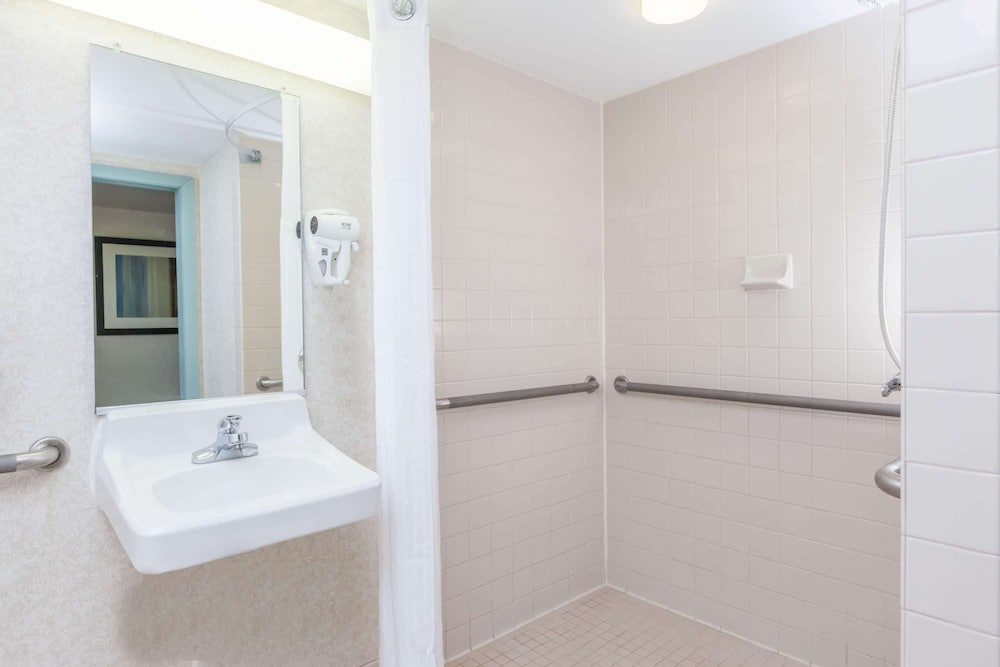 Room, 2 Queen Beds, Accessible, Oceanfront (Mobility) - Photo 6