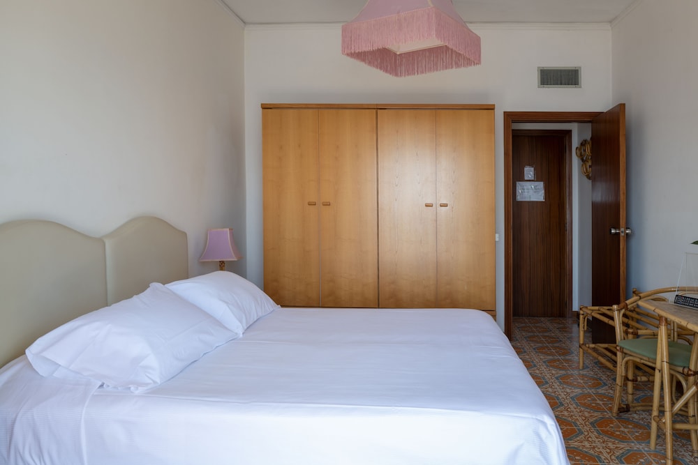 Double or Twin Room, Balcony, Sea View - Photo 10