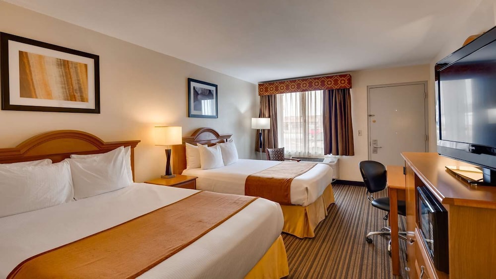 Elite Single Room, 2 Queen Beds, Mountain View