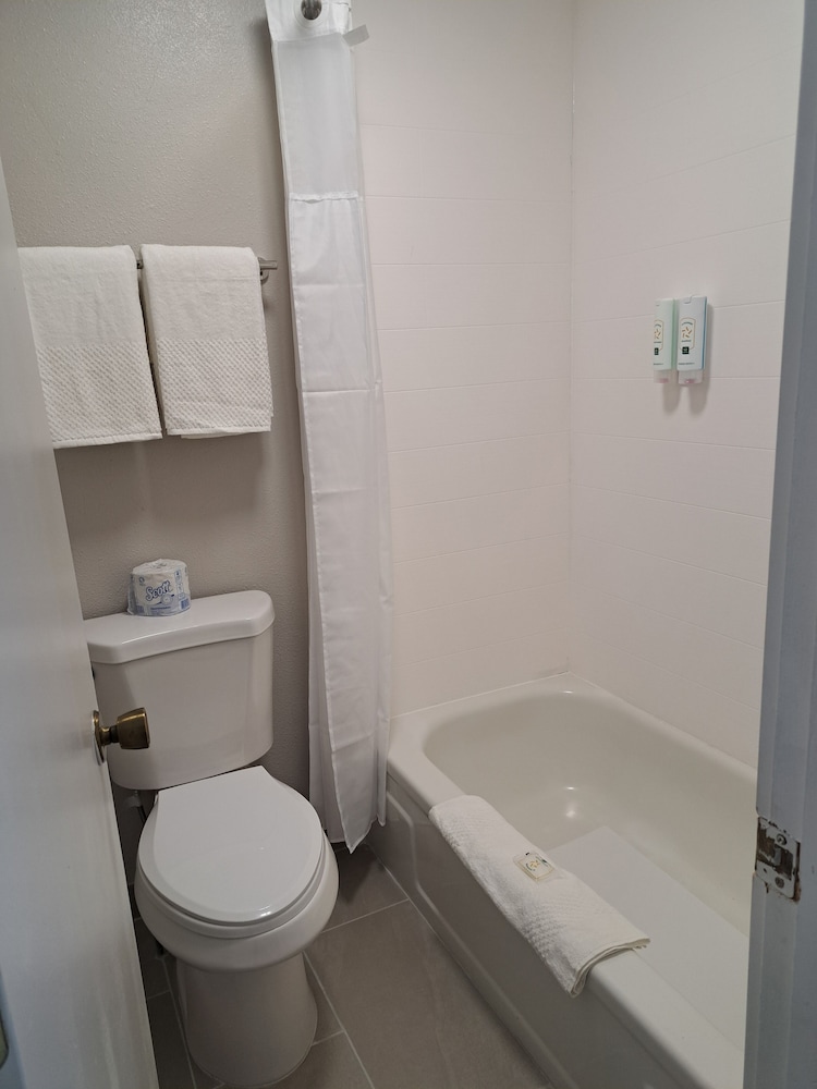 Standard Room, 2 Double Beds, Non Smoking - Photo 7