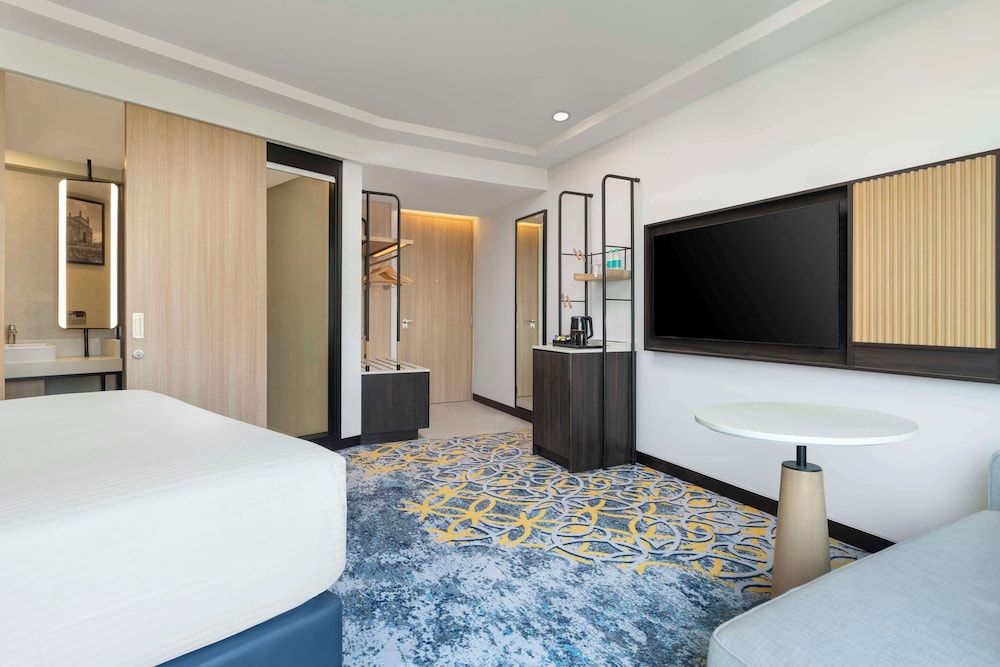 Room, 1 King Bed (Runway View)