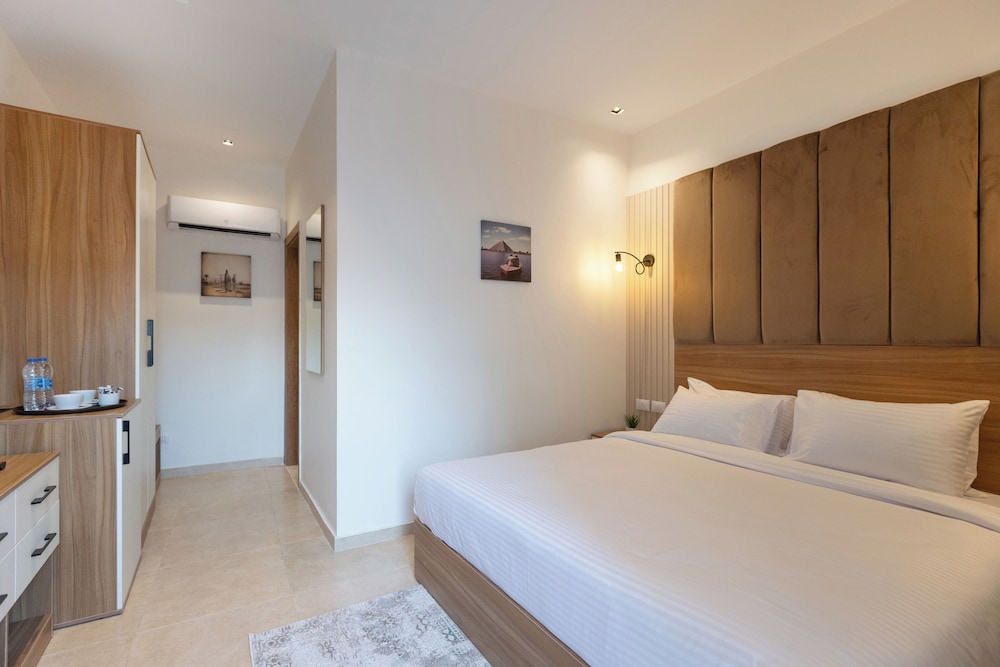 Standard Cabin, 1 King Bed, Poolside photo 1