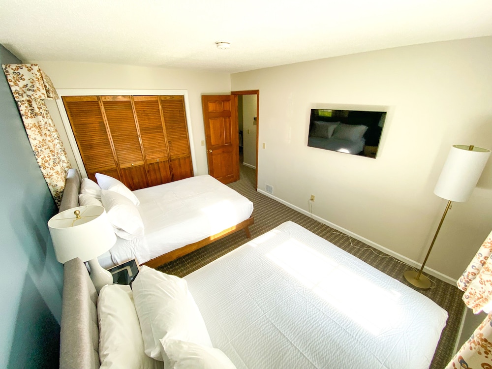 Deluxe Double Suite- NO PETS ALLOWED