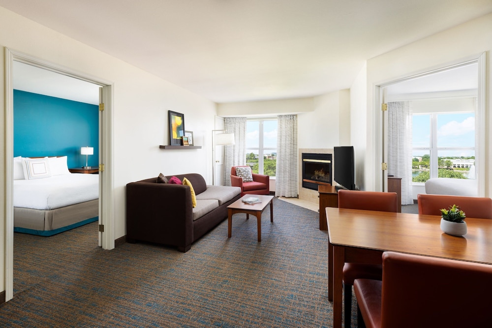 Suite, 2 Bedrooms - Photo 1