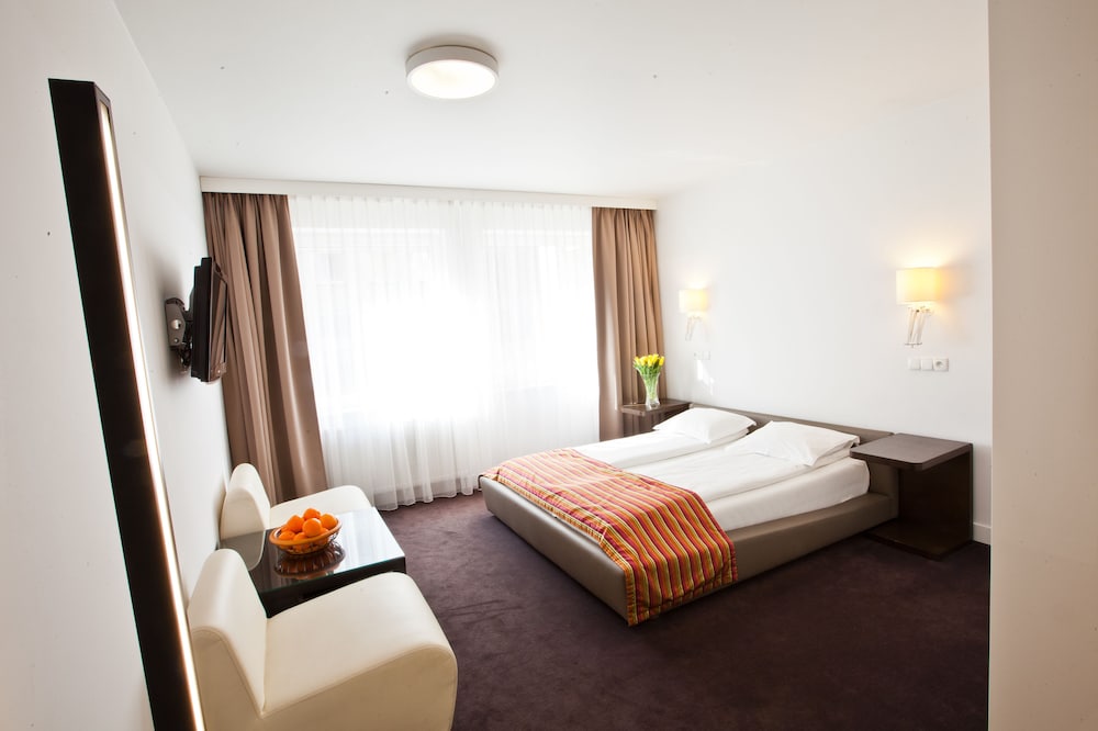 Standard Room, 1 Queen Bed photo 3