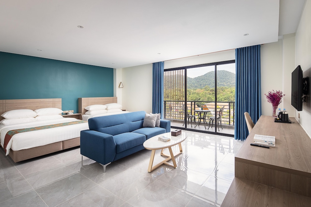 Deluxe Family with Pool & Mountain View