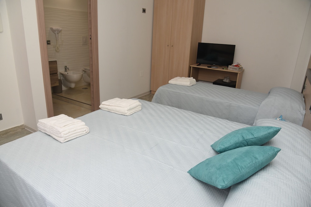 Deluxe Double Room, Courtyard View (with extra bed) photo 3