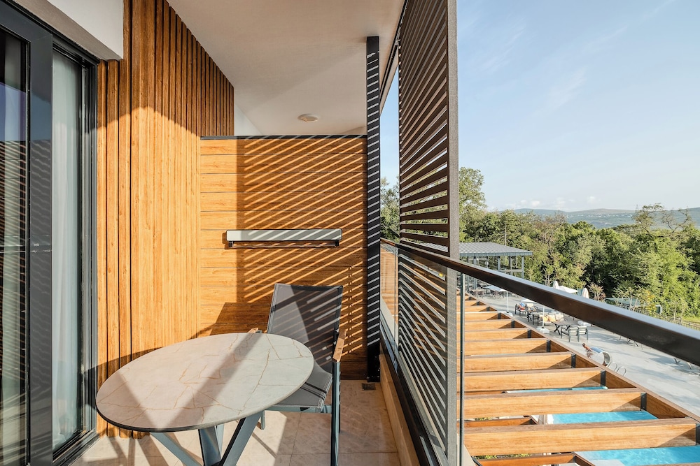 King Suit with Sea View - Photo 4