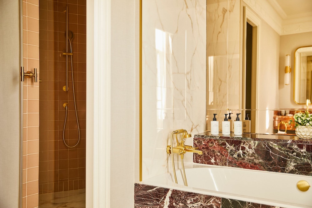 Suite, 1 King Bed - Photo 11