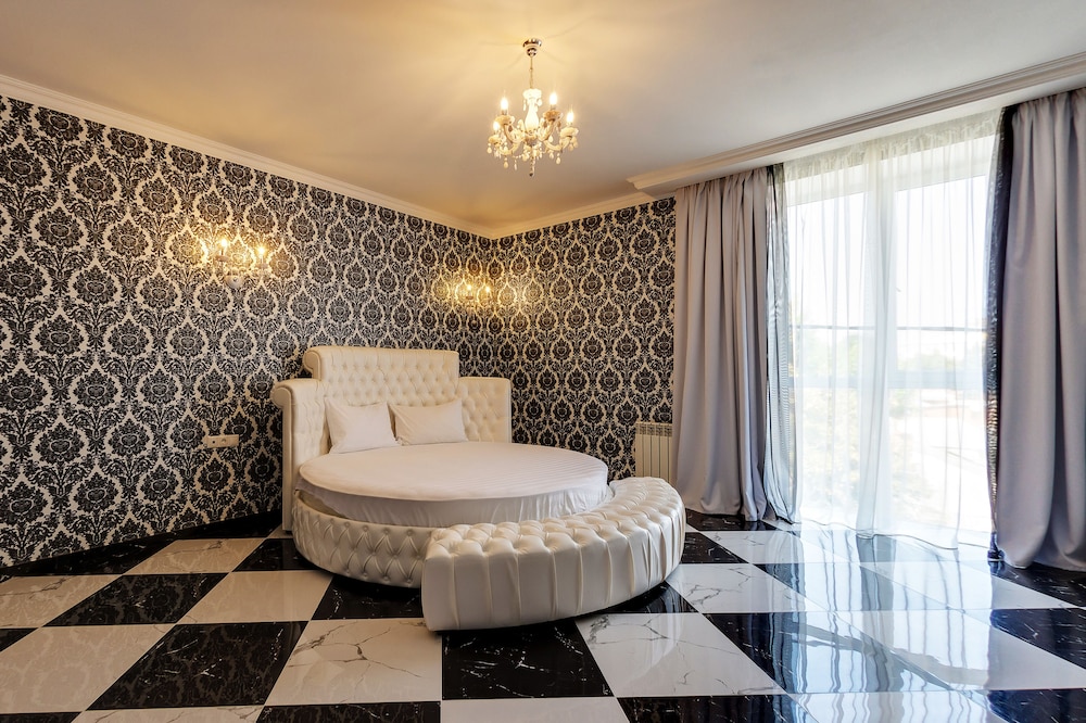 Honeymoon Suite photo 1