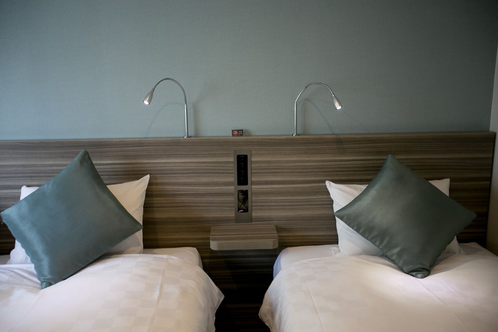Twin Room - Non-Smoking with Lounge Access & Complimentary Light Breakfast Included photo 3