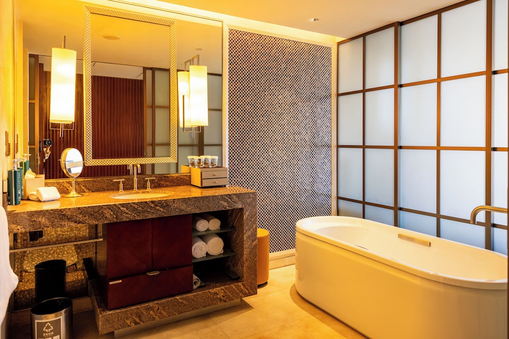 KING ONE BEDROOM OCEAN VIEW SUITE WITH LOUNGE ACCESS photo 3