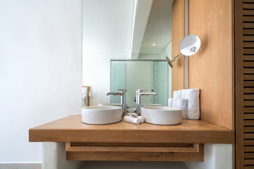 Executive Suite, Jetted Tub, Sea View - Photo 7