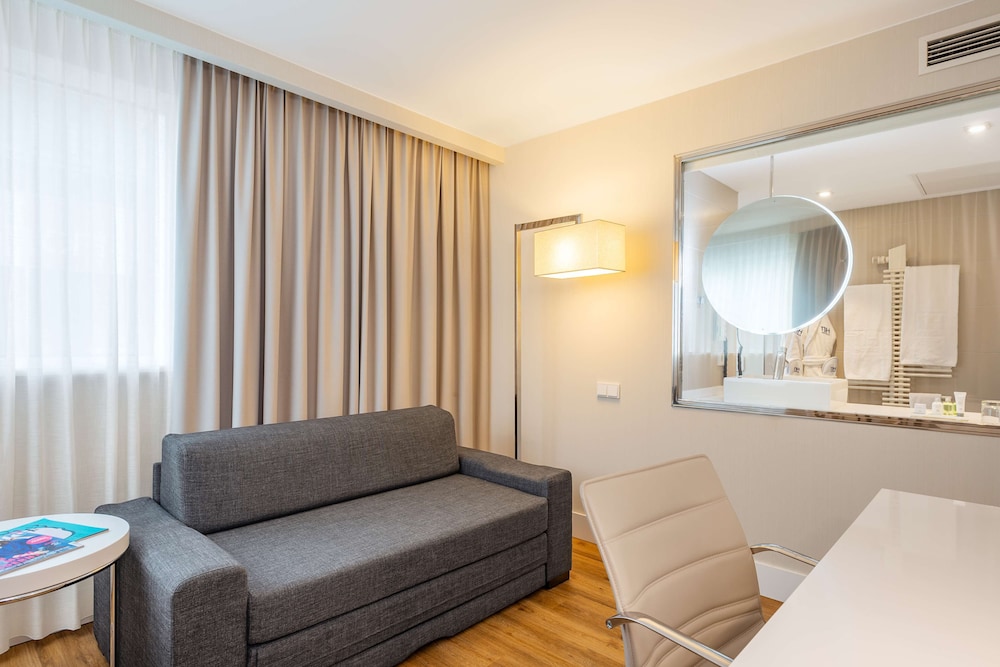 Standard Room (Extra Large, Extra Bed 2AD+1CH) - Photo 8
