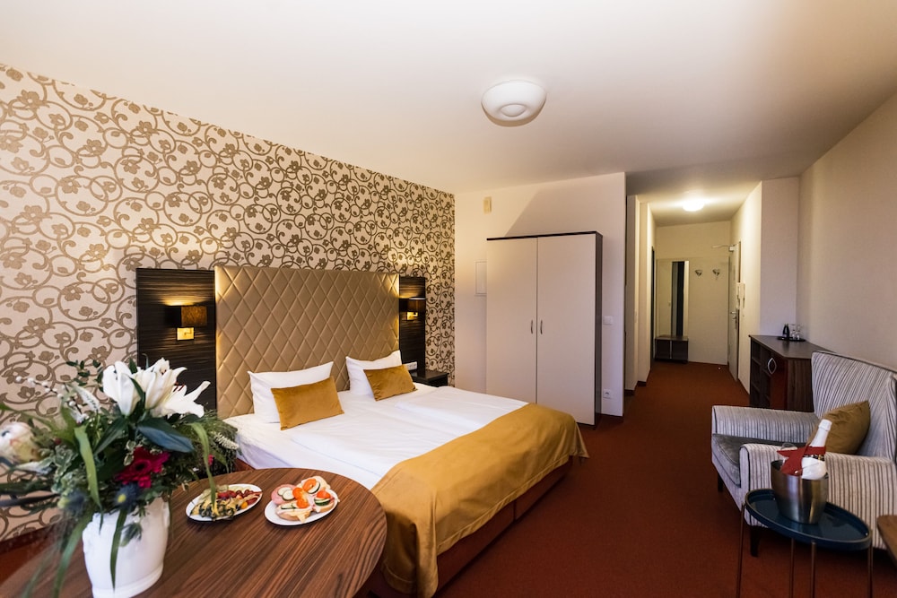 Standard Double or Twin Room - Photo 12