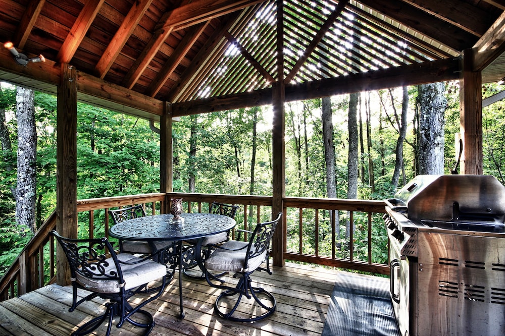 Luxury Cabin, 1 King Bed, Fireplace photo 3