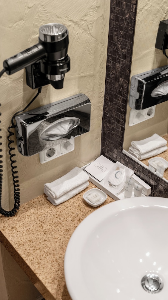 Classic Double or Twin Room - Photo 11