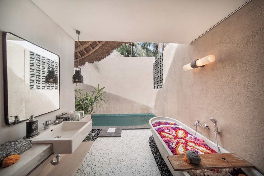 Cottage with Pool - Photo 7