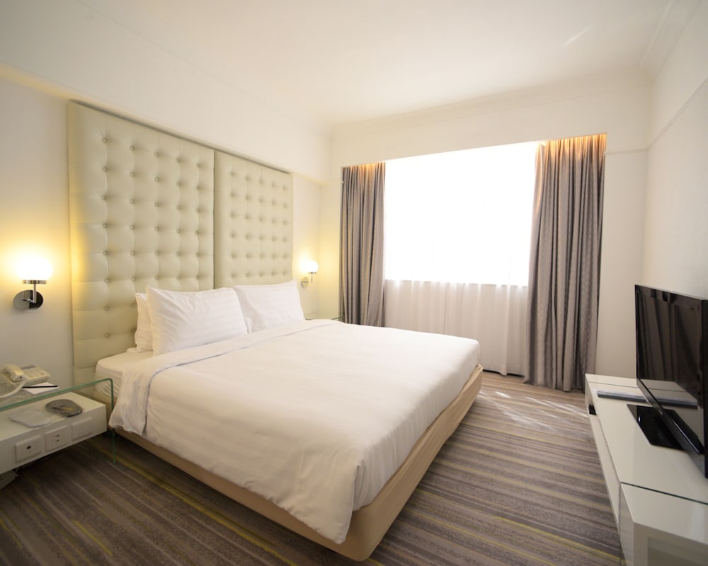 Deluxe One Bedroom Suite photo 3