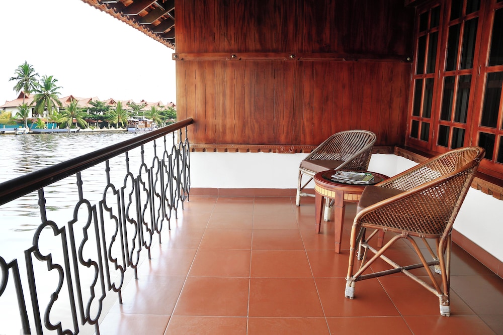 Water Front Heritage Cottage with Balcony - Photo 8