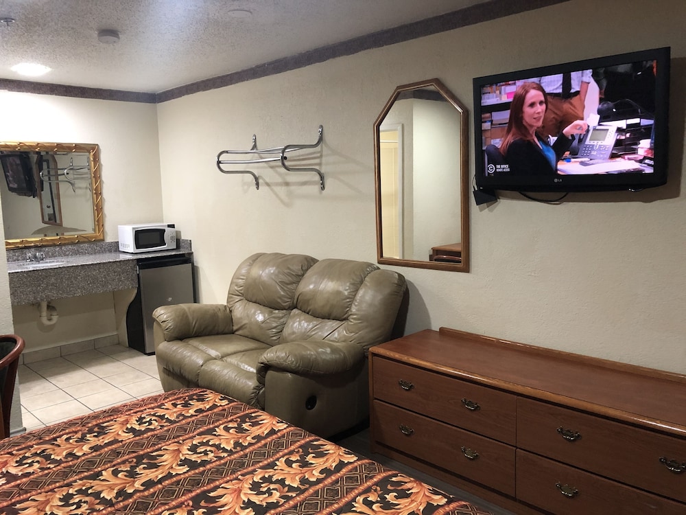 Basic Room, 1 King Bed, Non Smoking - Photo 4