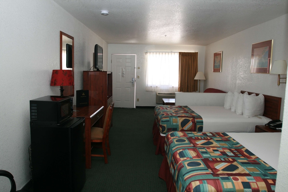Suite, 2 Queen Beds, Non Smoking, Refrigerator & Microwave (with Sofabed) photo 1