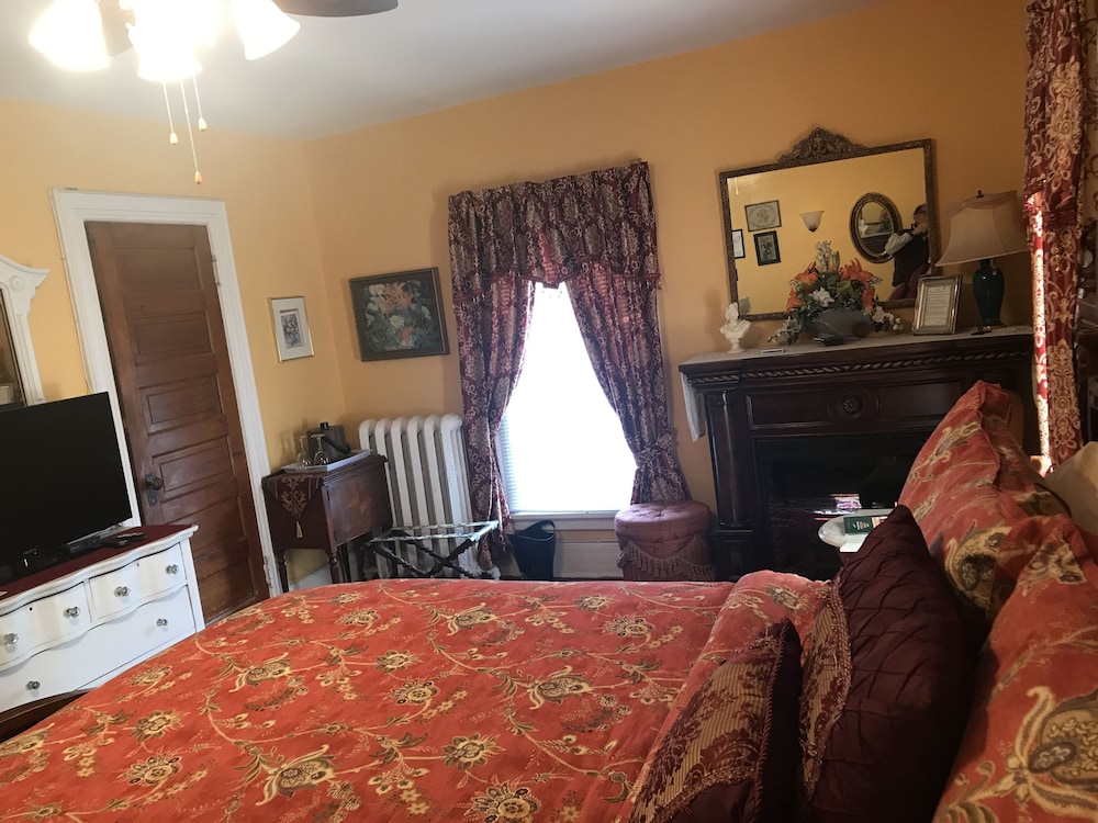 Suite, 1 King Bed, Jetted Tub photo 2