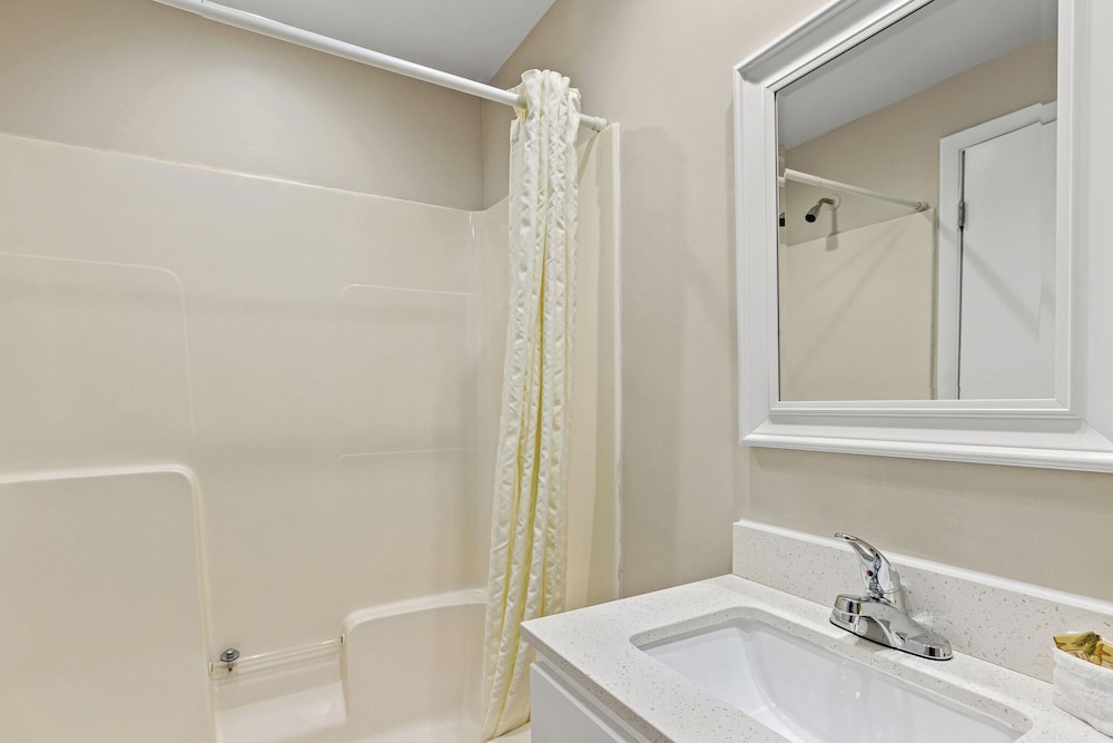 1 Bedroom Suite Three Double Beds Partial View photo 3