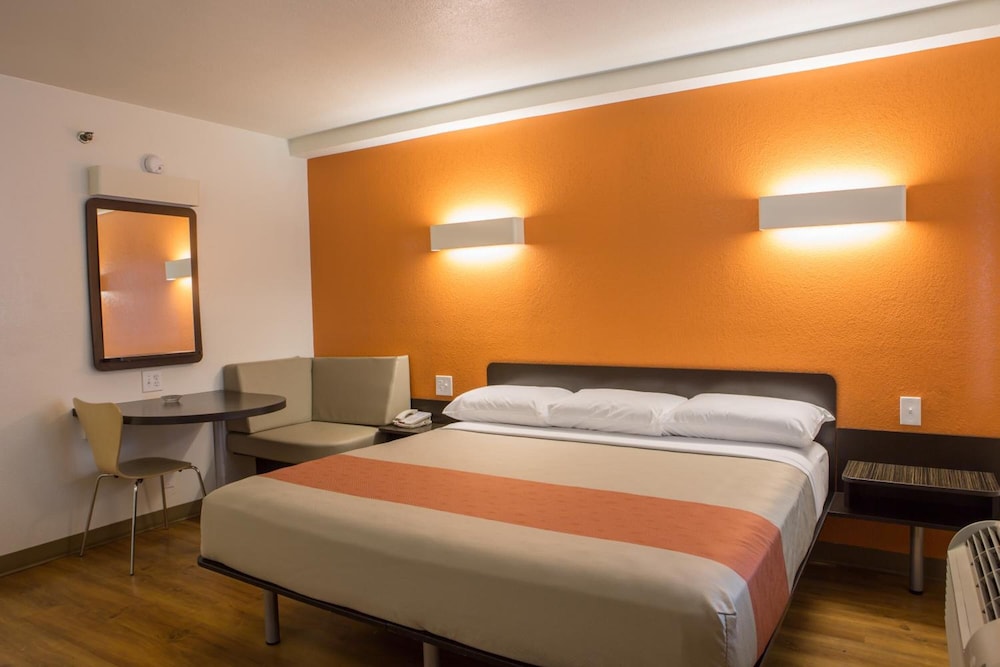 Premium Room, 1 King Bed, Non Smoking, Refrigerator & Microwave - Photo 1
