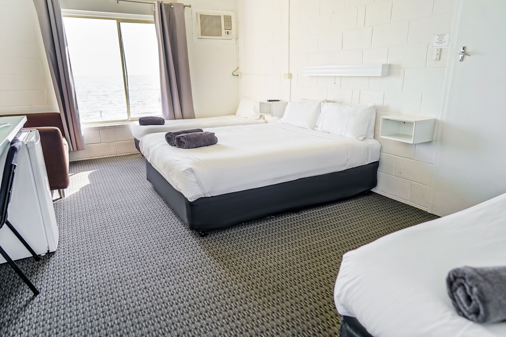 Family Waterfront Room x 2 Air Con queen bed 2 singles photo 2
