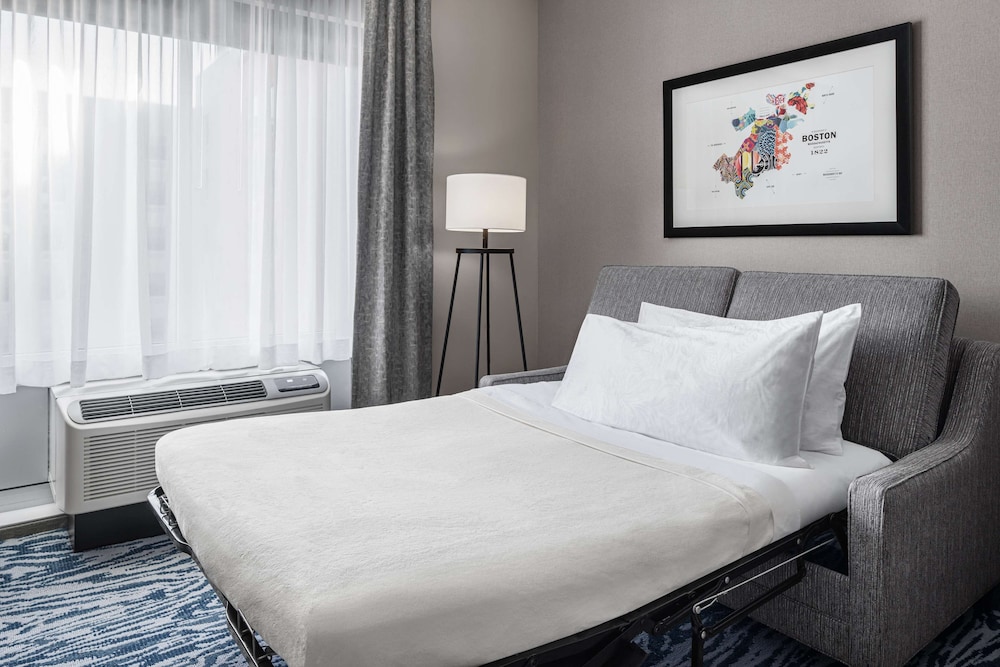 Suite, 1 King Bed, Accessible (Roll-In Shower) photo 3