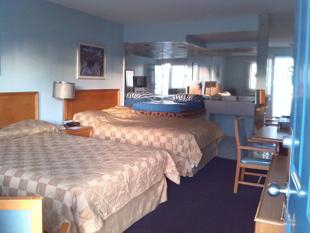 Standard Room, 2 Queen and 1 Single Bed, Non-Smoking photo 1