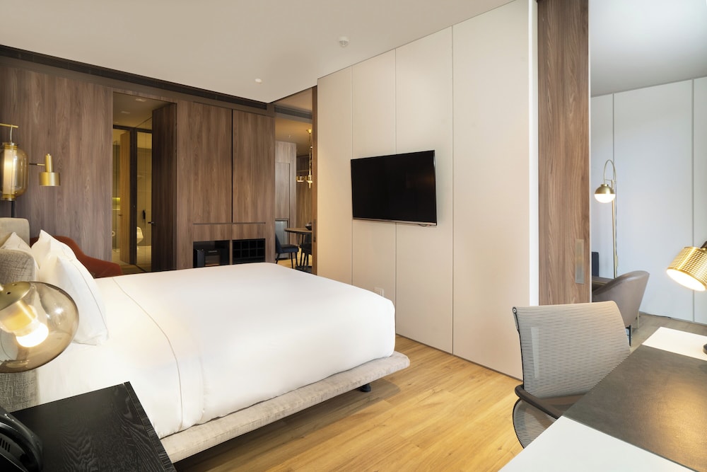 Premier Suite, 1 King Bed (Apartment) - Photo 4