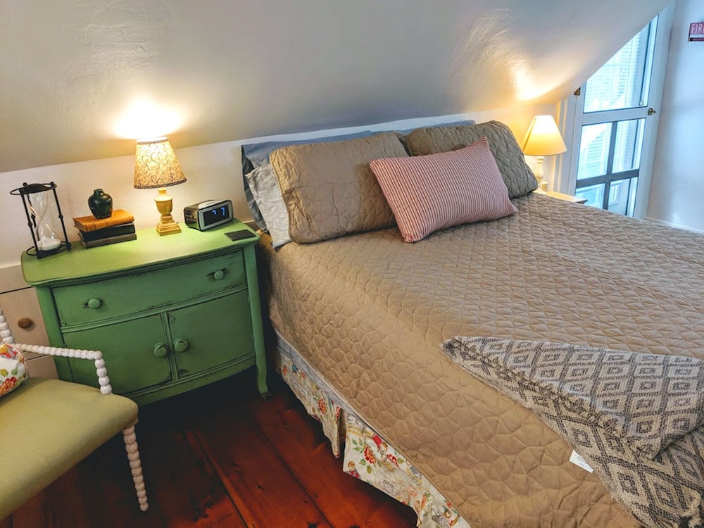 Comfort Room, 1 Queen Bed, Private Bathroom photo 3