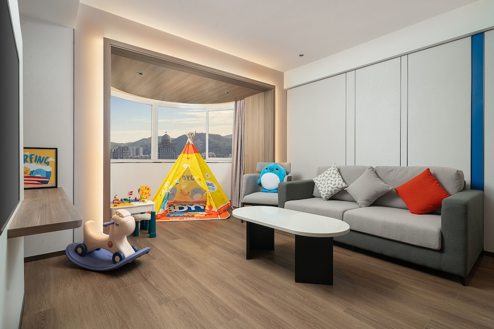 Suite, 1 King Bed (Kids Theme) photo 2