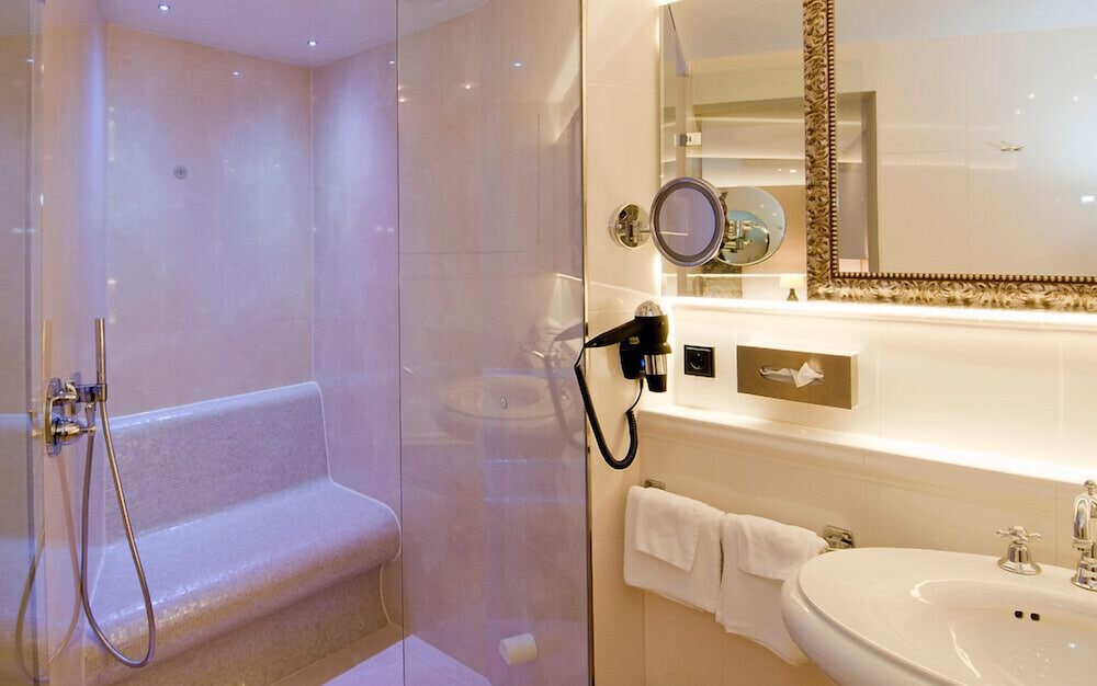 Deluxe Suite, Jetted Tub photo 3